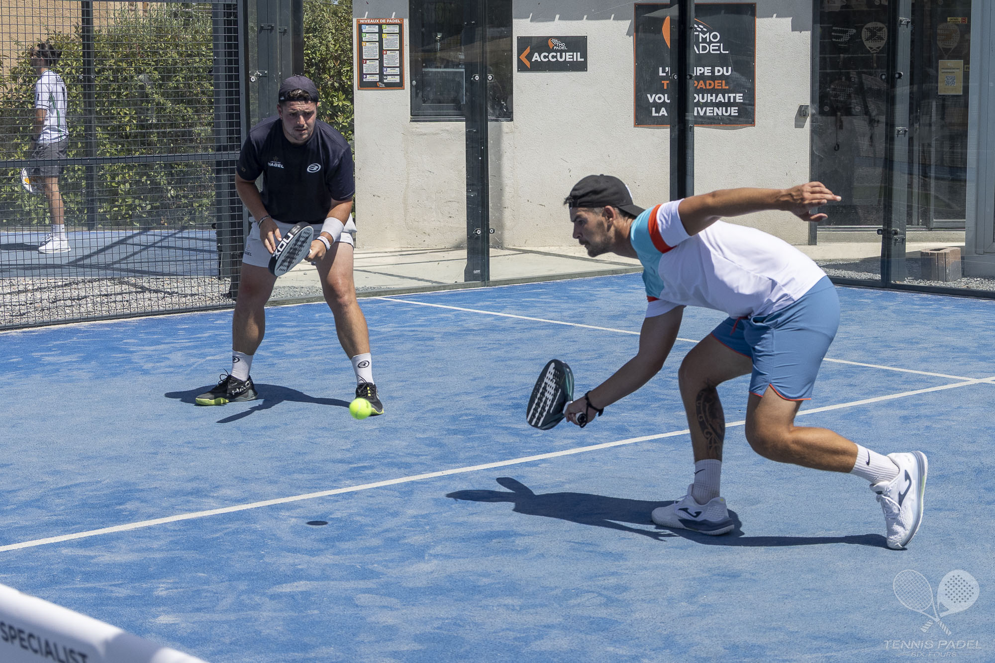 Joueurs sur un terrain de padel
